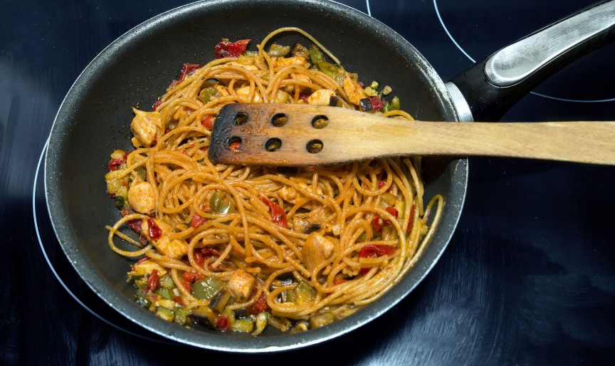 Spaghete cu pui și legume