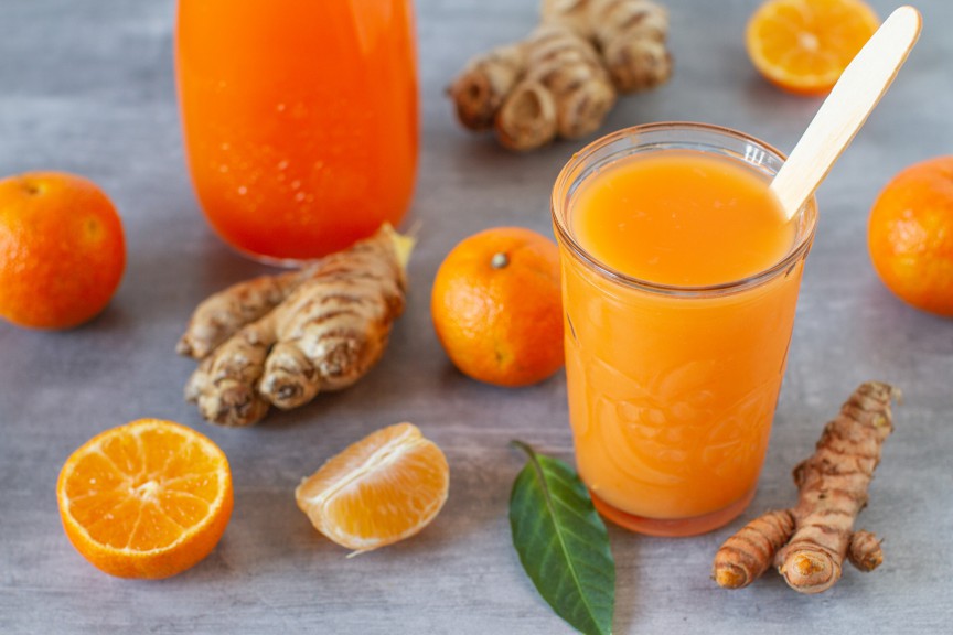 Smoothie energizant cu portocale, mandarine și ghimbir