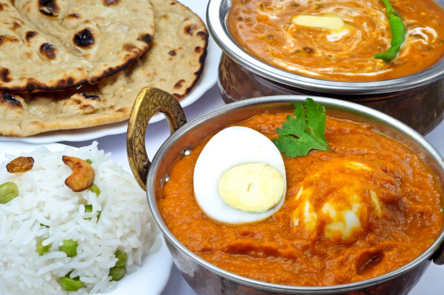 Curry de ouă cu orez fiert si pâine naan