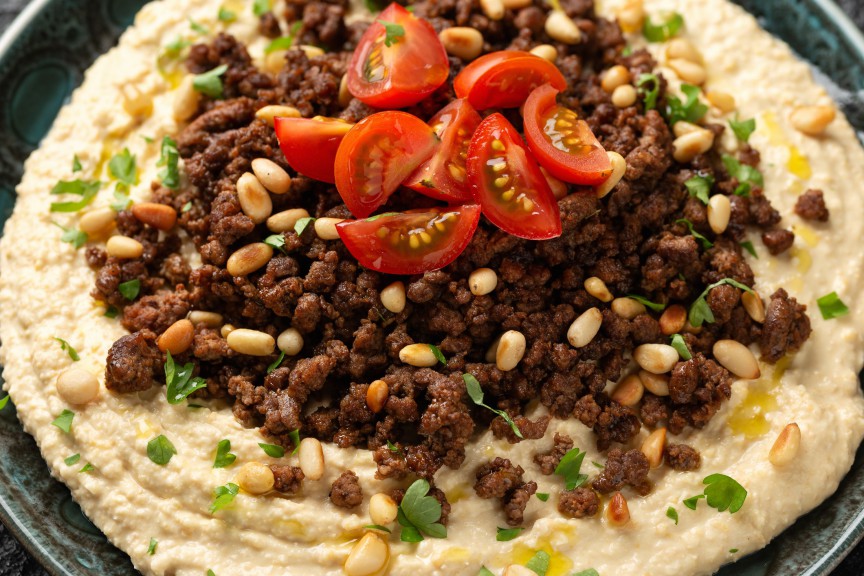 Hummus cu carne de vită - o combinație sățioasă și plină de arome