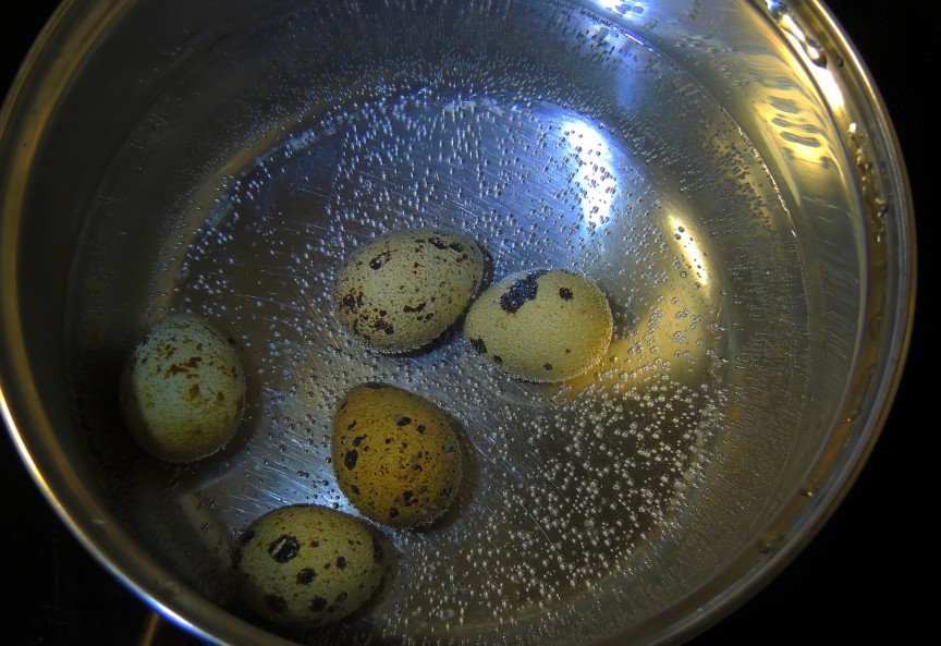 ouă de prepeliță puse la fiert