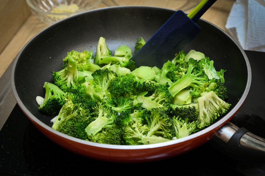 Broccoli la tigaie, cu usturoi și ulei de măsline