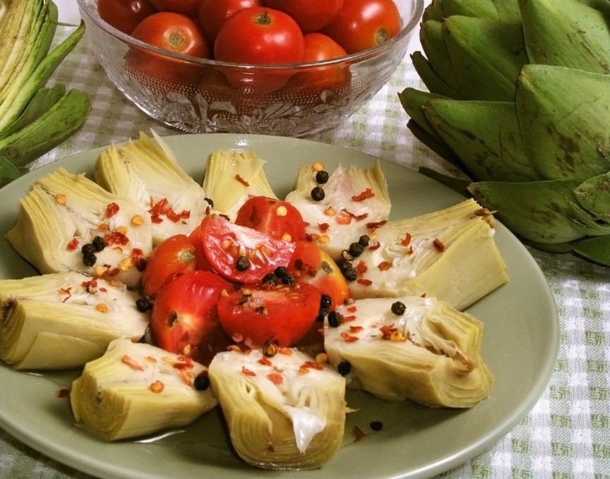Salată de anghinare cu ulei de măsline, roșii, piper negru și fulgi de chili