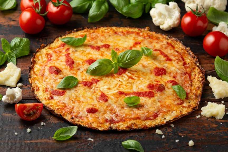 Pizza keto cu blat de conopidă